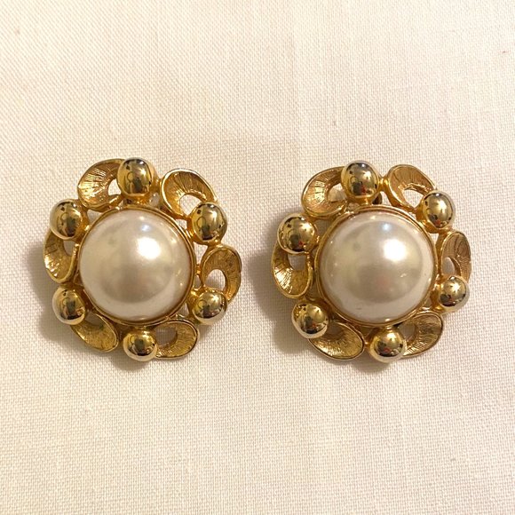 Mabe Pearl & Gold Tone Clip-On Earrings - Picture 3 of 4